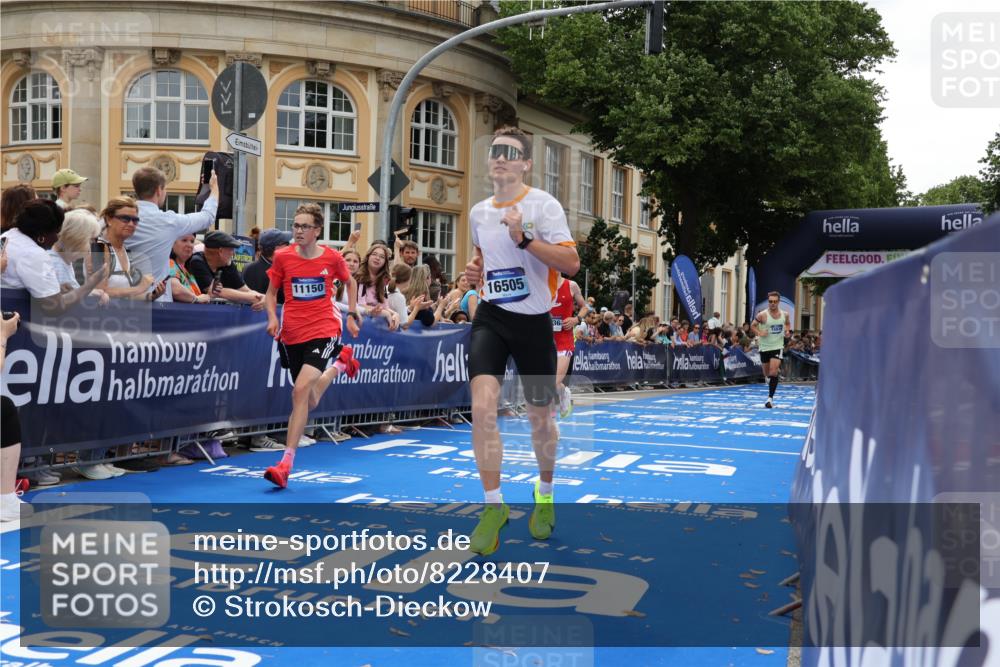 29.06.2025 - hella hamburg halbmarathon Strokosch-Dieckow http://msf.ph/oto/8228407 29.06.2025 10:32:08 Ziel 1686, 1894, 7272, 11150, 11370, 15826, 16505, 16736 meine-sportfotos.de