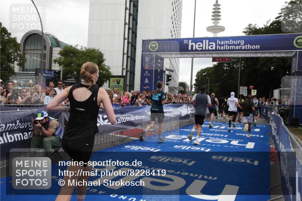 29.06.2025 - hella hamburg halbmarathon Michael Strokosch http://msf.ph/oto/8228419 29.06.2025 10:51:32 Ziel 1335, 2411, 2946, 5820, 7943, 9214, 9656, 11422, 13403, 13792, 15871, 15950, 16357, 17131 meine-sportfotos.de