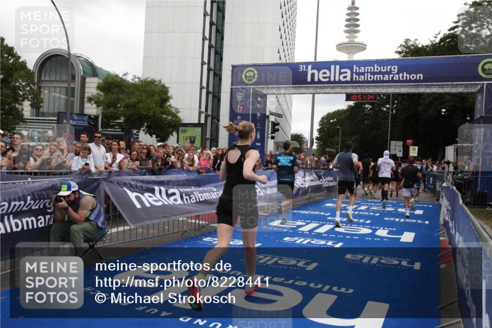 29.06.2025 - hella hamburg halbmarathon Michael Strokosch http://msf.ph/oto/8228441 29.06.2025 10:51:33 Ziel 1335, 2411, 2946, 5820, 7943, 9214, 9656, 10691, 11422, 13403, 13792, 15871, 15950, 16357, 17131 meine-sportfotos.de