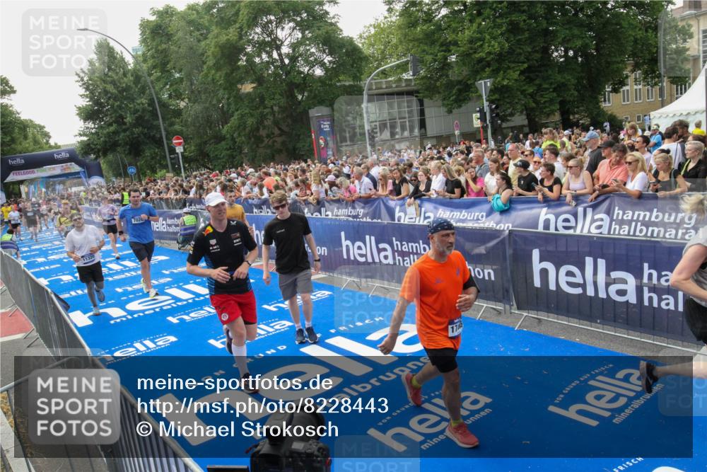 29.06.2025 - hella hamburg halbmarathon Michael Strokosch http://msf.ph/oto/8228443 29.06.2025 11:43:09 Ziel 1196, 2042, 2693, 3306, 7020, 10696, 11320, 11882, 12364, 14058, 14725, 17155, 17445 meine-sportfotos.de