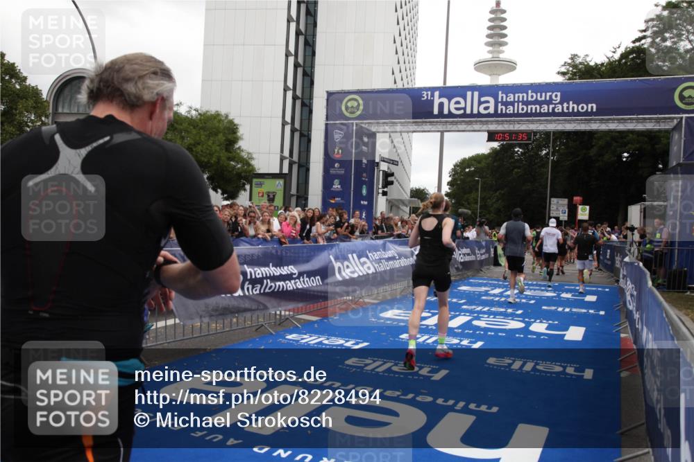 29.06.2025 - hella hamburg halbmarathon Michael Strokosch http://msf.ph/oto/8228494 29.06.2025 10:51:33 Ziel 1335, 2411, 2946, 5820, 7943, 9214, 9656, 10691, 11422, 13403, 13792, 15871, 15950, 16357, 17131 meine-sportfotos.de