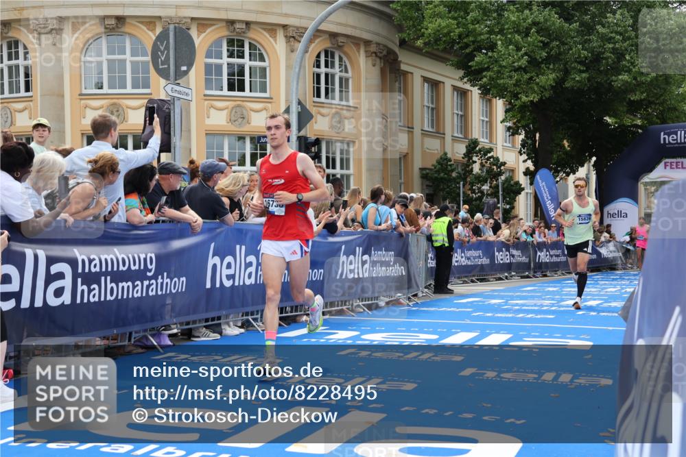 29.06.2025 - hella hamburg halbmarathon Strokosch-Dieckow http://msf.ph/oto/8228495 29.06.2025 10:32:09 Ziel 1686, 1894, 7272, 10876, 11150, 11370, 15826, 16505, 16736 meine-sportfotos.de