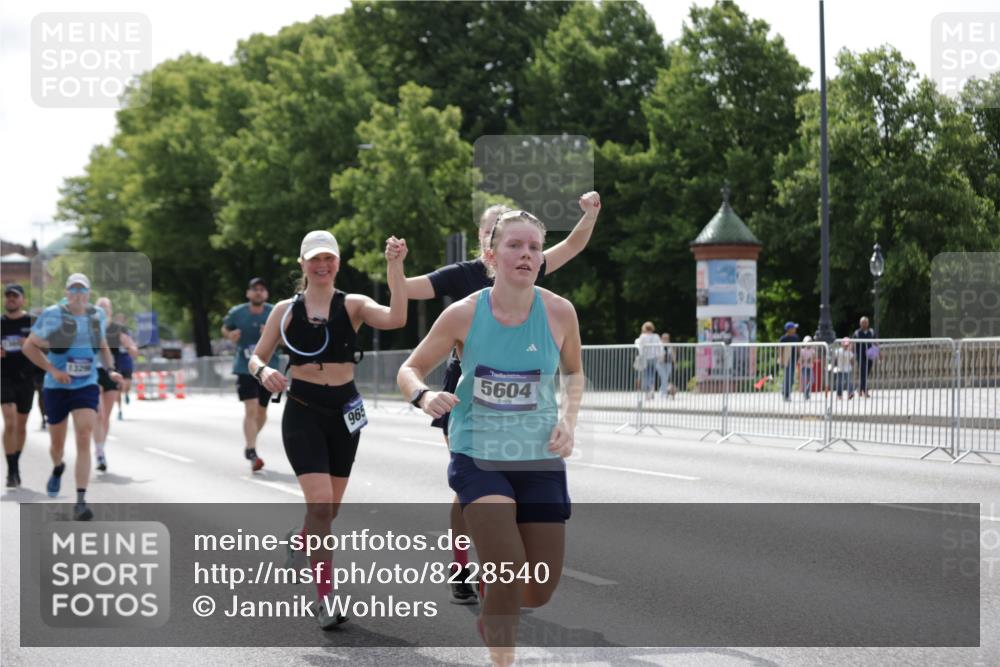 29.06.2025 - hella hamburg halbmarathon Jannik Wohlers http://msf.ph/oto/8228540 29.06.2025 10:27:52 Lombardsbrücke 3445, 5369, 5604, 7667, 8215, 8327, 9653, 9654, 13045, 13296, 13568, 14017, 14155, 15123, 18256, 18604 meine-sportfotos.de