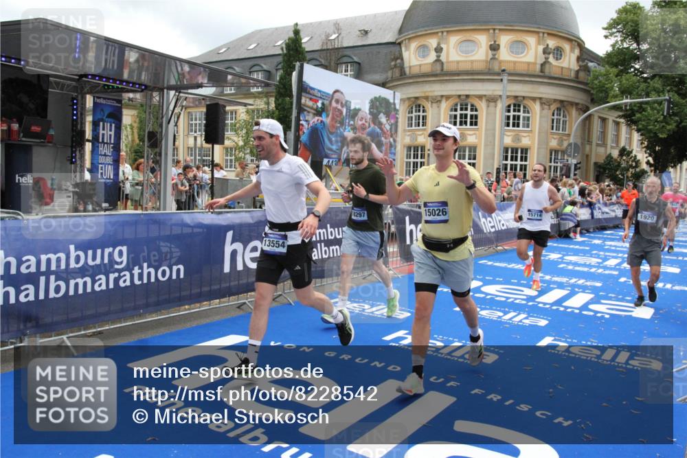 29.06.2025 - hella hamburg halbmarathon Michael Strokosch http://msf.ph/oto/8228542 29.06.2025 10:46:44 Ziel 1920, 1942, 3976, 6630, 9051, 13554, 15026, 15133, 15714, 16175, 17743, 17865, 18297, 19128 meine-sportfotos.de