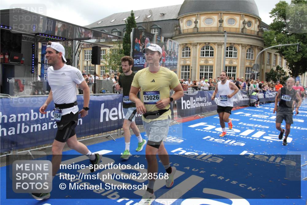29.06.2025 - hella hamburg halbmarathon Michael Strokosch http://msf.ph/oto/8228568 29.06.2025 10:46:44 Ziel 1920, 1942, 3976, 6630, 9051, 13554, 15026, 15133, 15714, 16175, 17743, 17865, 18297, 19128 meine-sportfotos.de