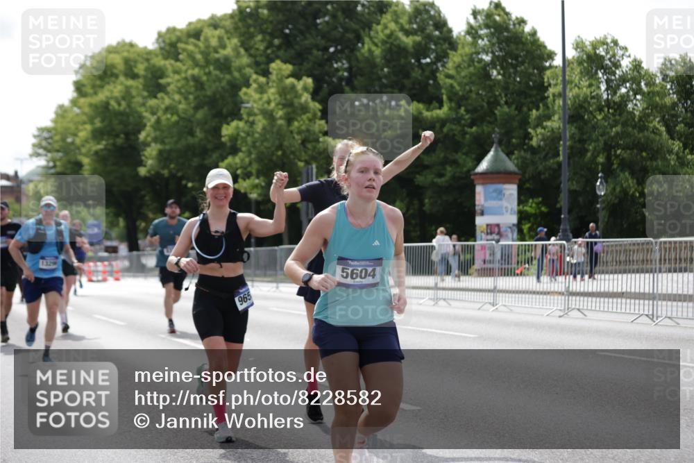 29.06.2025 - hella hamburg halbmarathon Jannik Wohlers http://msf.ph/oto/8228582 29.06.2025 10:27:52 Lombardsbrücke 3445, 5369, 5604, 7667, 8215, 8327, 9653, 9654, 13045, 13296, 13568, 14017, 14155, 15123, 18256, 18604 meine-sportfotos.de