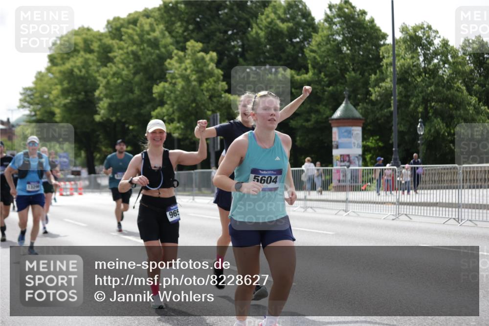 29.06.2025 - hella hamburg halbmarathon Jannik Wohlers http://msf.ph/oto/8228627 29.06.2025 10:27:52 Lombardsbrücke 3445, 5369, 5604, 7667, 8215, 8327, 9653, 9654, 13045, 13296, 13568, 14017, 14155, 15123, 18256, 18604 meine-sportfotos.de