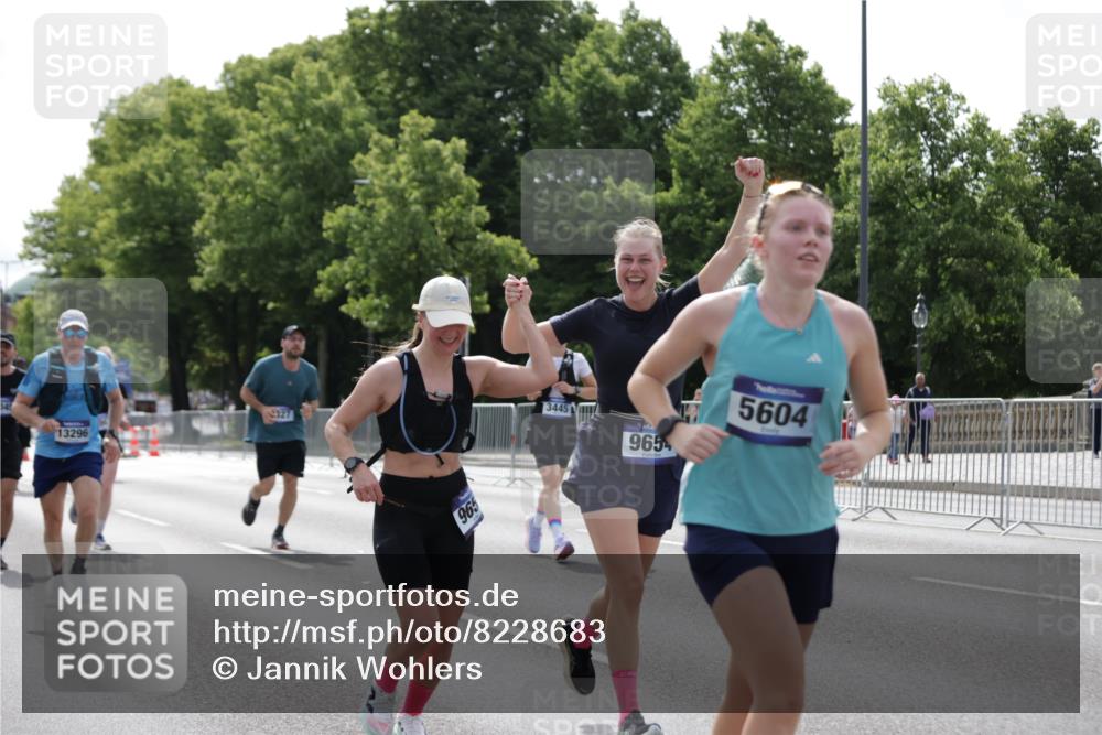29.06.2025 - hella hamburg halbmarathon Jannik Wohlers http://msf.ph/oto/8228683 29.06.2025 10:27:52 Lombardsbrücke 3445, 5369, 5604, 7667, 8215, 8327, 9653, 9654, 13045, 13296, 13568, 14017, 14155, 15123, 18256, 18604 meine-sportfotos.de