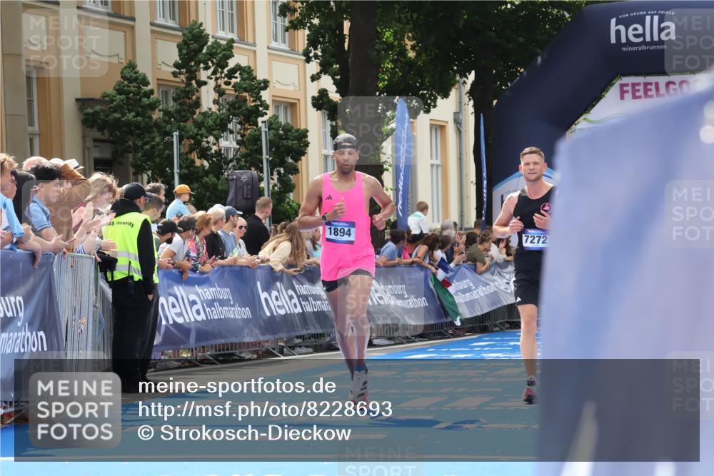 29.06.2025 - hella hamburg halbmarathon Strokosch-Dieckow http://msf.ph/oto/8228693 29.06.2025 10:32:14 Ziel 1894, 7272, 10876, 15826, 16065, 16736 meine-sportfotos.de
