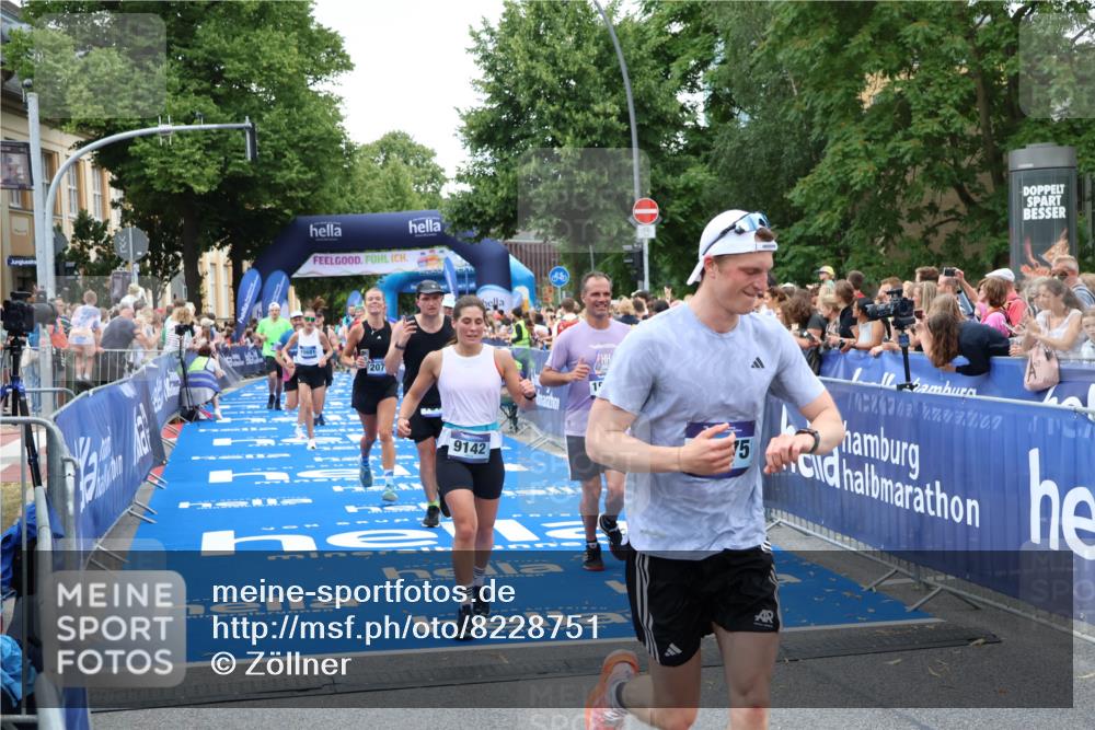 29.06.2025 - hella hamburg halbmarathon Zöllner http://msf.ph/oto/8228751 29.06.2025 10:53:23 Ziel 1683, 1727, 2074, 2354, 4065, 6942, 7312, 8651, 9142, 11844, 12490, 12875, 15179, 15681, 15838, 18134, 18901 meine-sportfotos.de