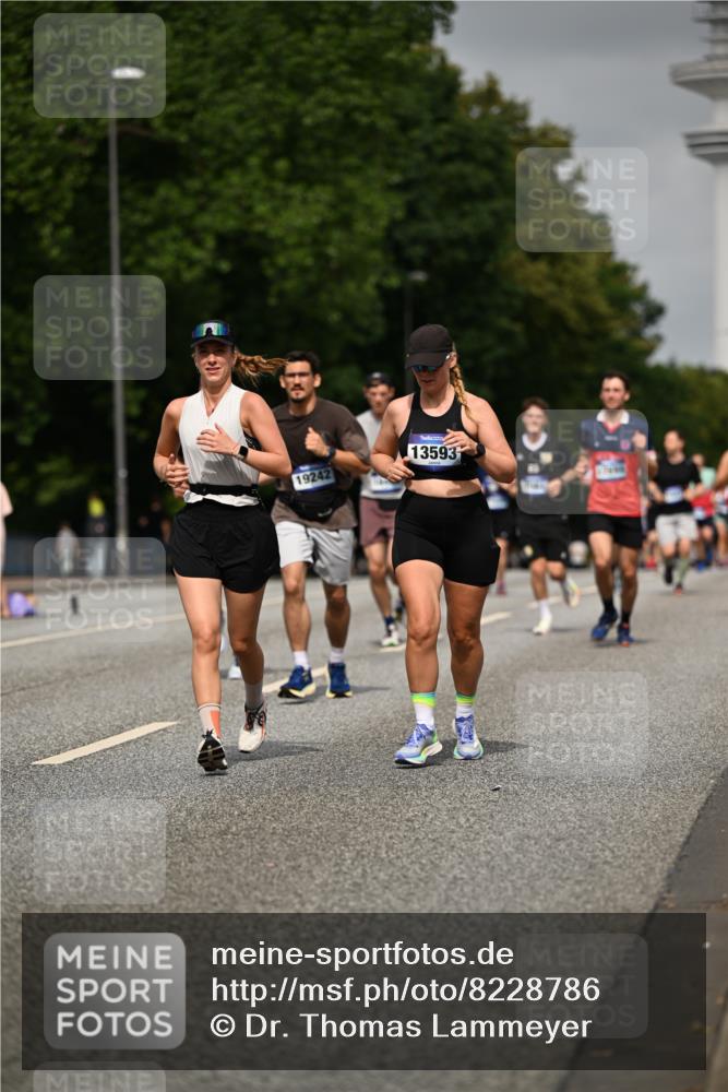 29.06.2025 - hella hamburg halbmarathon Dr. Thomas Lammeyer http://msf.ph/oto/8228786 29.06.2025 10:13:19 Kennedybrücke 1823, 3762, 4592, 7081, 9297, 9306, 10035, 10194, 10819, 11067 meine-sportfotos.de