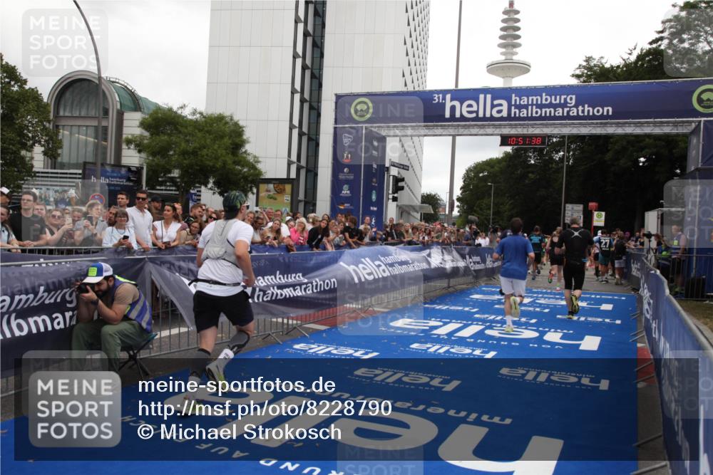 29.06.2025 - hella hamburg halbmarathon Michael Strokosch http://msf.ph/oto/8228790 29.06.2025 10:51:37 Ziel 1335, 5008, 7943, 10691, 13327, 13403, 17131, 19007 meine-sportfotos.de
