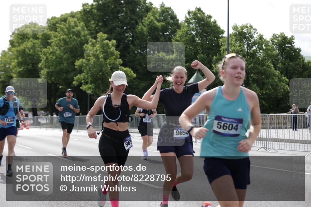 29.06.2025 - hella hamburg halbmarathon Jannik Wohlers http://msf.ph/oto/8228795 29.06.2025 10:27:52 Lombardsbrücke 3445, 5369, 5604, 7667, 8215, 8327, 9653, 9654, 13045, 13296, 13568, 14017, 14155, 15123, 18256, 18604 meine-sportfotos.de