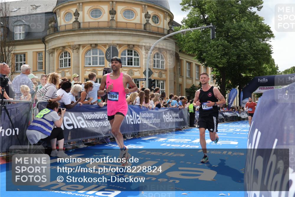 29.06.2025 - hella hamburg halbmarathon Strokosch-Dieckow http://msf.ph/oto/8228824 29.06.2025 10:32:16 Ziel 1894, 7272, 10484, 10876, 16065 meine-sportfotos.de