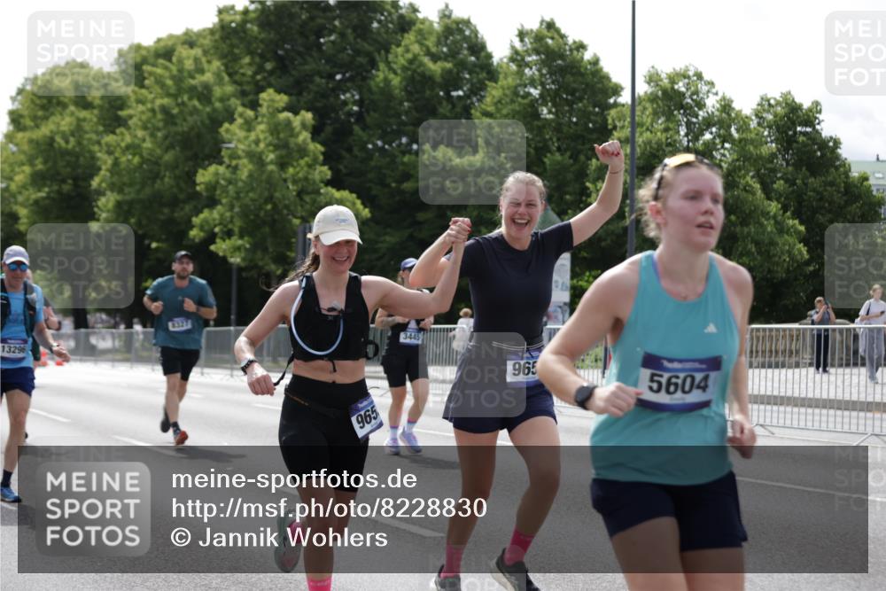 29.06.2025 - hella hamburg halbmarathon Jannik Wohlers http://msf.ph/oto/8228830 29.06.2025 10:27:52 Lombardsbrücke 3445, 5369, 5604, 7667, 8215, 8327, 9653, 9654, 13045, 13296, 13568, 14017, 14155, 15123, 18256, 18604 meine-sportfotos.de