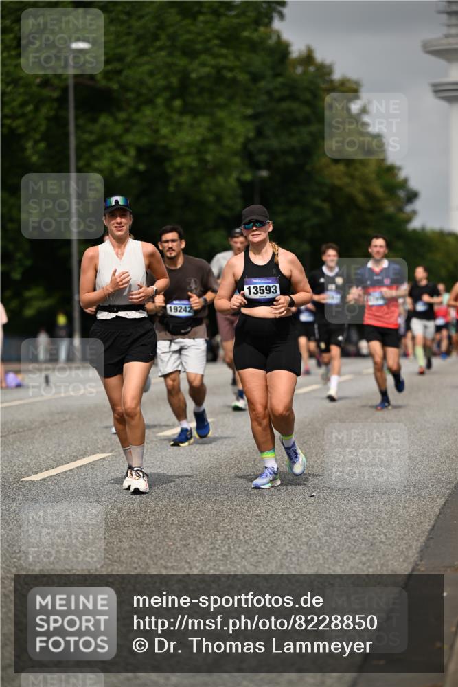 29.06.2025 - hella hamburg halbmarathon Dr. Thomas Lammeyer http://msf.ph/oto/8228850 29.06.2025 10:13:19 Kennedybrücke 1823, 3762, 4592, 7081, 9297, 9306, 10035, 10194, 10819, 11067 meine-sportfotos.de