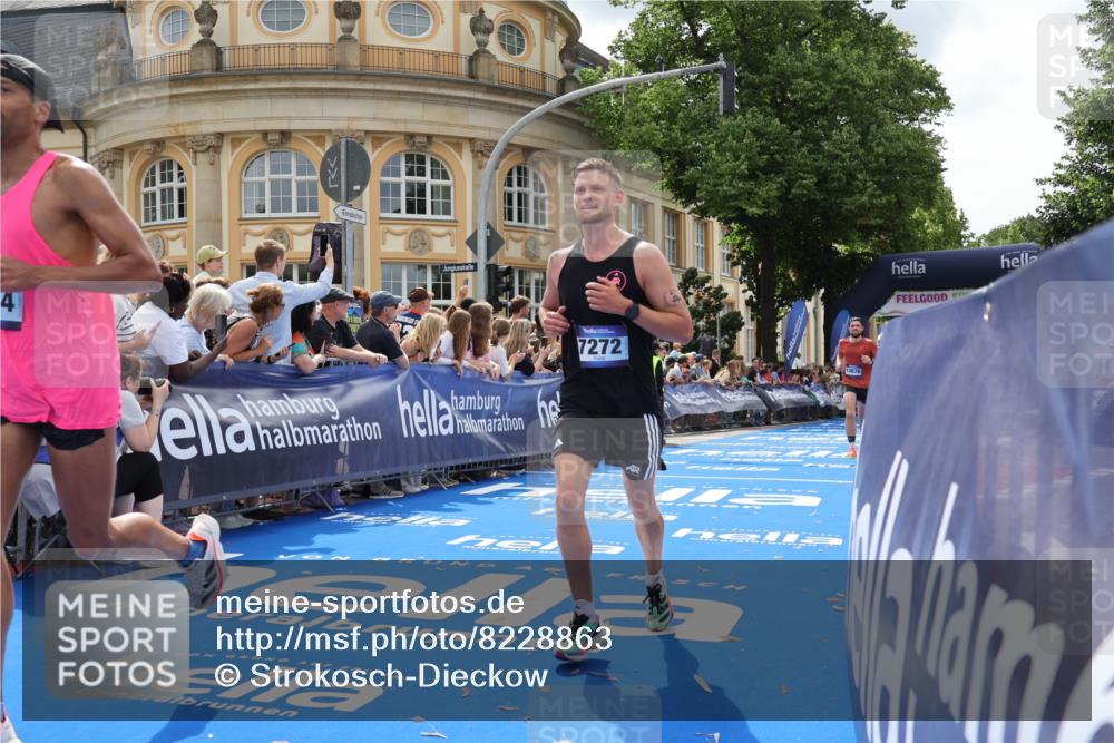 29.06.2025 - hella hamburg halbmarathon Strokosch-Dieckow http://msf.ph/oto/8228863 29.06.2025 10:32:17 Ziel 1894, 7272, 7845, 10484, 10876, 16065 meine-sportfotos.de