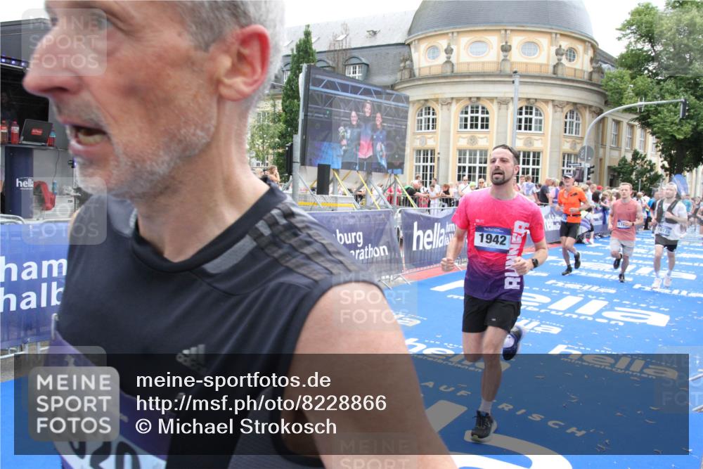 29.06.2025 - hella hamburg halbmarathon Michael Strokosch http://msf.ph/oto/8228866 29.06.2025 10:46:46 Ziel 1920, 1942, 3976, 6630, 11858, 13554, 14541, 15026, 15714, 15900, 16175, 17353, 17743, 17865, 18297, 19128 meine-sportfotos.de