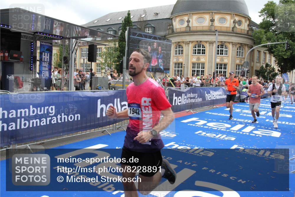 29.06.2025 - hella hamburg halbmarathon Michael Strokosch http://msf.ph/oto/8228891 29.06.2025 10:46:47 Ziel 1920, 1942, 3976, 6630, 11858, 14541, 15714, 15900, 16175, 17353, 17669, 17743, 17865, 18297, 19128 meine-sportfotos.de