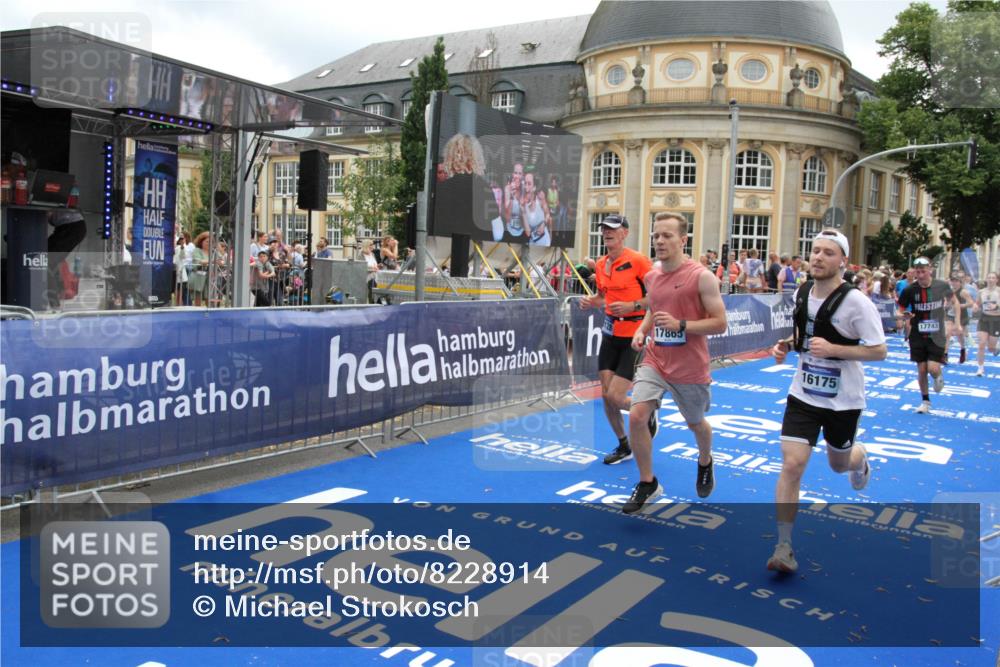 29.06.2025 - hella hamburg halbmarathon Michael Strokosch http://msf.ph/oto/8228914 29.06.2025 10:46:48 Ziel 1942, 3976, 6630, 11858, 13940, 14541, 15900, 16175, 17353, 17669, 17743, 17865, 19128 meine-sportfotos.de