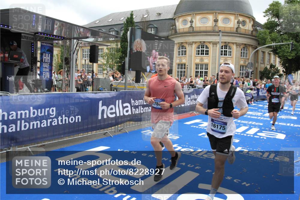 29.06.2025 - hella hamburg halbmarathon Michael Strokosch http://msf.ph/oto/8228927 29.06.2025 10:46:48 Ziel 1942, 3976, 6630, 11858, 13940, 14541, 15900, 16175, 17353, 17669, 17743, 17865, 19128 meine-sportfotos.de