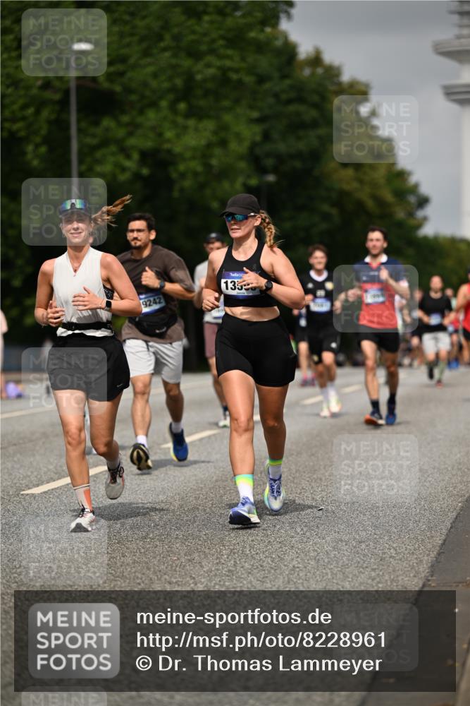 29.06.2025 - hella hamburg halbmarathon Dr. Thomas Lammeyer http://msf.ph/oto/8228961 29.06.2025 10:13:19 Kennedybrücke 1823, 3762, 4592, 7081, 9297, 9306, 10035, 10194, 10819, 11067 meine-sportfotos.de