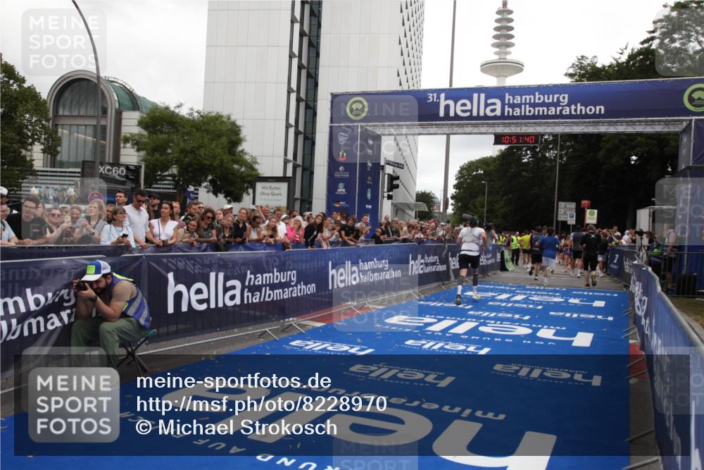 29.06.2025 - hella hamburg halbmarathon Michael Strokosch http://msf.ph/oto/8228970 29.06.2025 10:51:39 Ziel 1335, 5008, 10691, 13327, 13403, 14012, 19007, 19020 meine-sportfotos.de