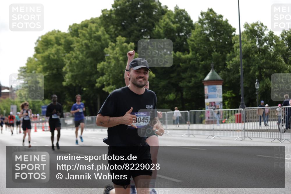 29.06.2025 - hella hamburg halbmarathon Jannik Wohlers http://msf.ph/oto/8229028 29.06.2025 10:27:56 Lombardsbrücke 3445, 5369, 5604, 7667, 7980, 8327, 9653, 9654, 13045, 13296, 13400, 14017, 15123, 18256, 18604, 19180 meine-sportfotos.de