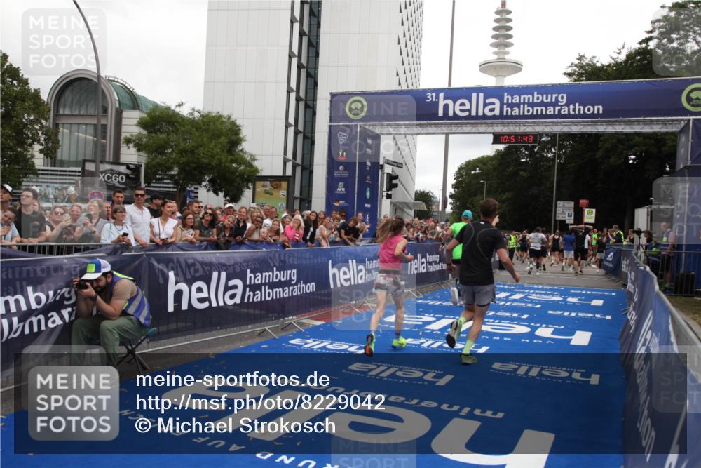 29.06.2025 - hella hamburg halbmarathon Michael Strokosch http://msf.ph/oto/8229042 29.06.2025 10:51:42 Ziel 5008, 10691, 13327, 14012, 14458, 15496, 19007, 19020 meine-sportfotos.de