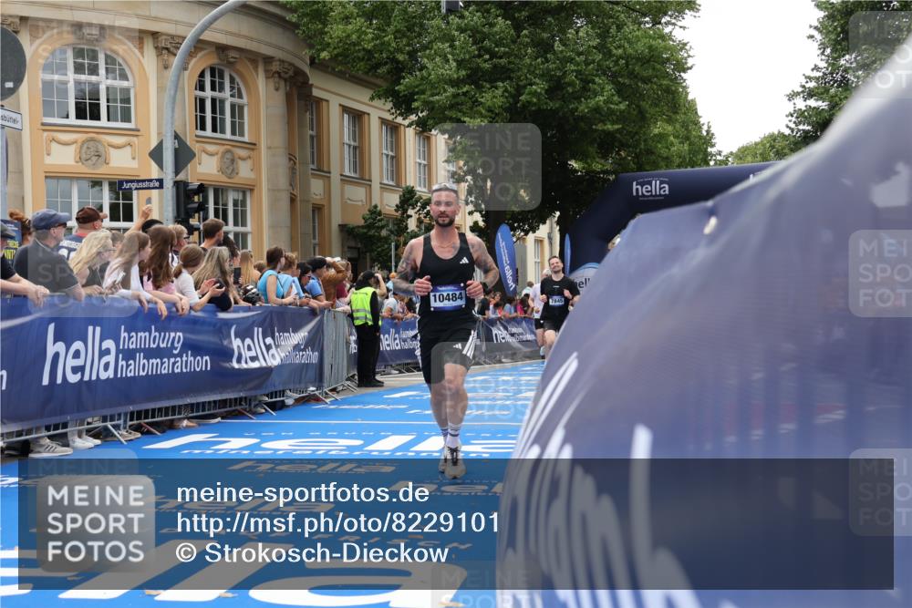 29.06.2025 - hella hamburg halbmarathon Strokosch-Dieckow http://msf.ph/oto/8229101 29.06.2025 10:32:25 Ziel 5070, 5746, 7845, 8883, 10484, 11745, 13199, 16957, 18135, 18562, 18563 meine-sportfotos.de