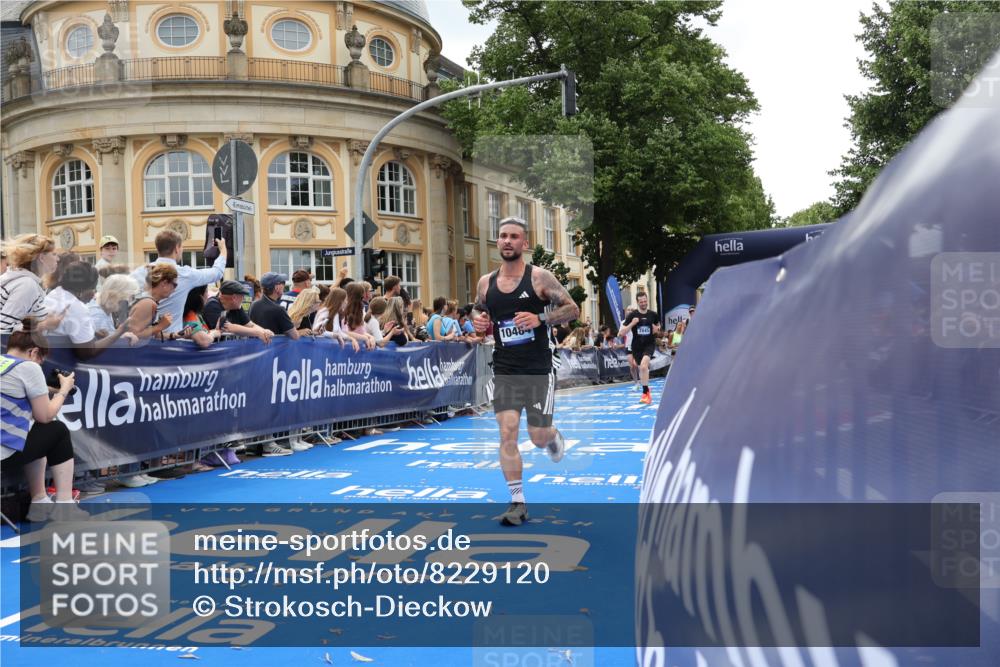 29.06.2025 - hella hamburg halbmarathon Strokosch-Dieckow http://msf.ph/oto/8229120 29.06.2025 10:32:25 Ziel 5070, 5746, 7845, 8883, 10484, 11745, 13199, 16957, 18135, 18562, 18563 meine-sportfotos.de