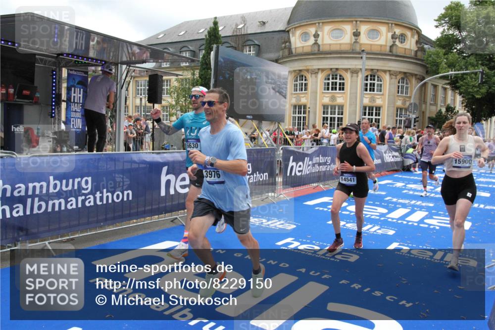 29.06.2025 - hella hamburg halbmarathon Michael Strokosch http://msf.ph/oto/8229150 29.06.2025 10:46:51 Ziel 3976, 6630, 11858, 13940, 14541, 15900, 17172, 17353, 17492, 17669, 17743, 17892, 19105, 19128 meine-sportfotos.de