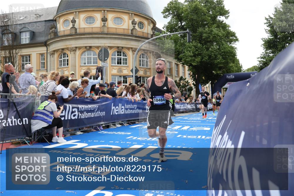 29.06.2025 - hella hamburg halbmarathon Strokosch-Dieckow http://msf.ph/oto/8229175 29.06.2025 10:32:26 Ziel 1707, 5070, 5746, 7845, 8883, 10484, 11745, 11877, 13199, 16957, 18135, 18562, 18563 meine-sportfotos.de