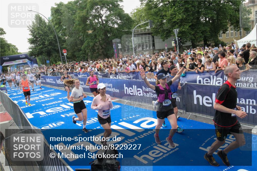 29.06.2025 - hella hamburg halbmarathon Michael Strokosch http://msf.ph/oto/8229227 29.06.2025 11:43:21 Ziel 1394, 3130, 4855, 5913, 6806, 8539, 8758, 9331, 9333, 10083, 12391, 12935, 13601, 14096, 14516, 14517, 14851, 16860, 17102, 17684 meine-sportfotos.de