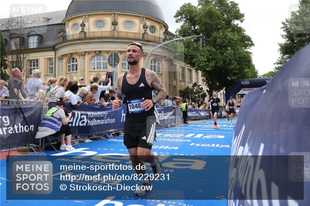 29.06.2025 - hella hamburg halbmarathon Strokosch-Dieckow http://msf.ph/oto/8229231 29.06.2025 10:32:26 Ziel 1707, 5070, 5746, 7845, 8883, 10484, 11745, 11877, 13199, 16957, 18135, 18562, 18563 meine-sportfotos.de