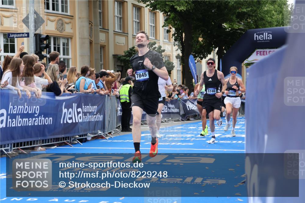 29.06.2025 - hella hamburg halbmarathon Strokosch-Dieckow http://msf.ph/oto/8229248 29.06.2025 10:32:27 Ziel 1707, 5070, 5746, 7845, 8883, 10484, 11745, 11877, 13199, 16957, 18135, 18562, 18563 meine-sportfotos.de