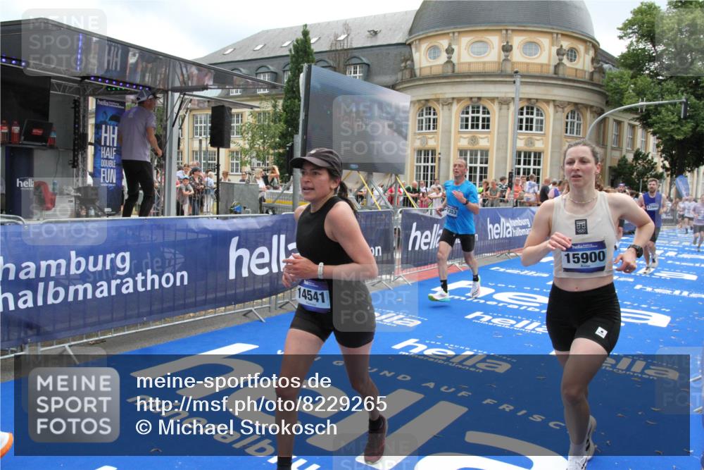 29.06.2025 - hella hamburg halbmarathon Michael Strokosch http://msf.ph/oto/8229265 29.06.2025 10:46:52 Ziel 3976, 4091, 6630, 11858, 13940, 14541, 15900, 17172, 17353, 17492, 17669, 17743, 17892, 19105 meine-sportfotos.de