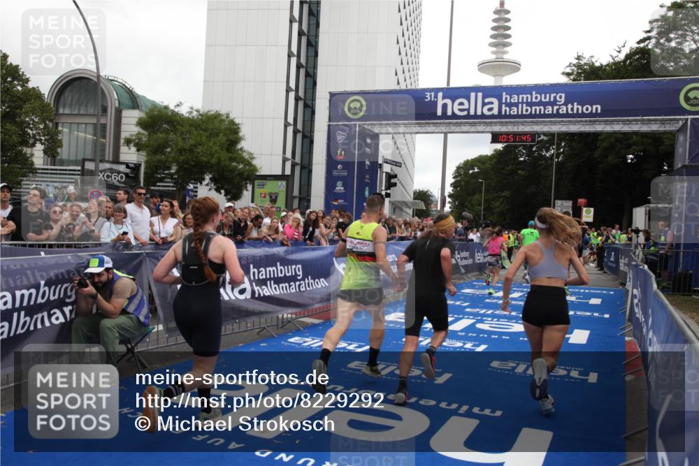 29.06.2025 - hella hamburg halbmarathon Michael Strokosch http://msf.ph/oto/8229292 29.06.2025 10:51:44 Ziel 5008, 6286, 13327, 14012, 14458, 15496, 15831, 15899, 19007, 19020 meine-sportfotos.de