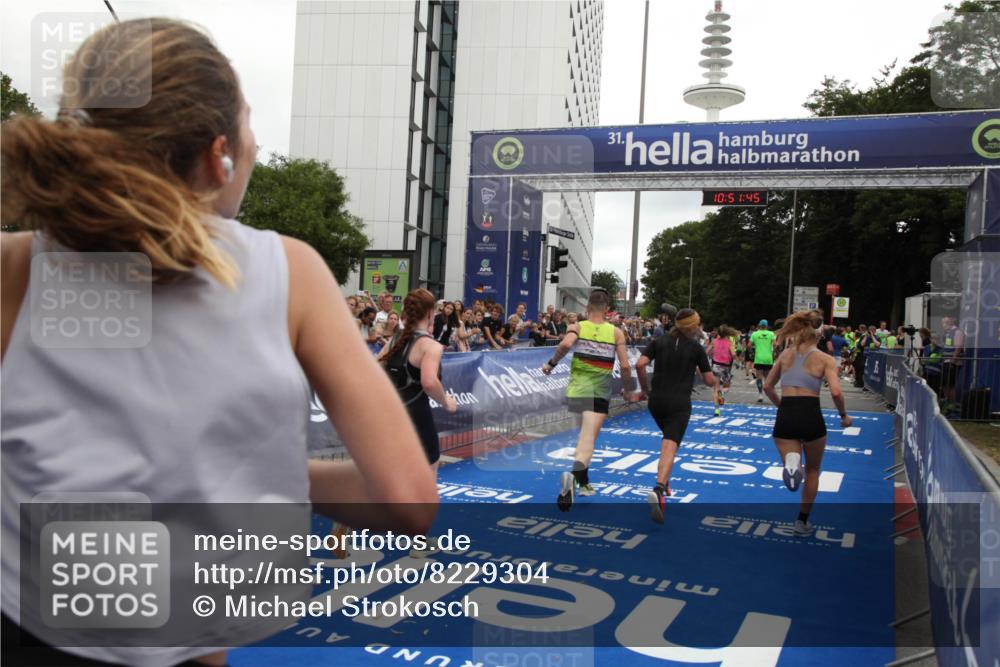 29.06.2025 - hella hamburg halbmarathon Michael Strokosch http://msf.ph/oto/8229304 29.06.2025 10:51:44 Ziel 5008, 6286, 13327, 14012, 14458, 15496, 15831, 15899, 19007, 19020 meine-sportfotos.de