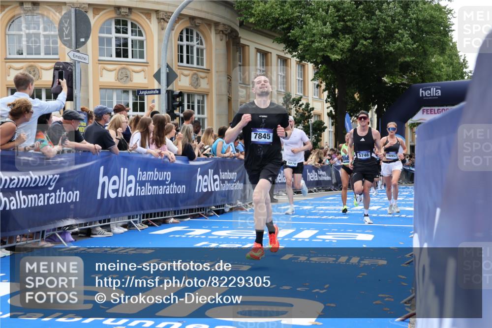 29.06.2025 - hella hamburg halbmarathon Strokosch-Dieckow http://msf.ph/oto/8229305 29.06.2025 10:32:27 Ziel 1707, 5070, 5746, 7845, 8883, 10484, 11745, 11877, 13199, 16957, 18135, 18562, 18563 meine-sportfotos.de