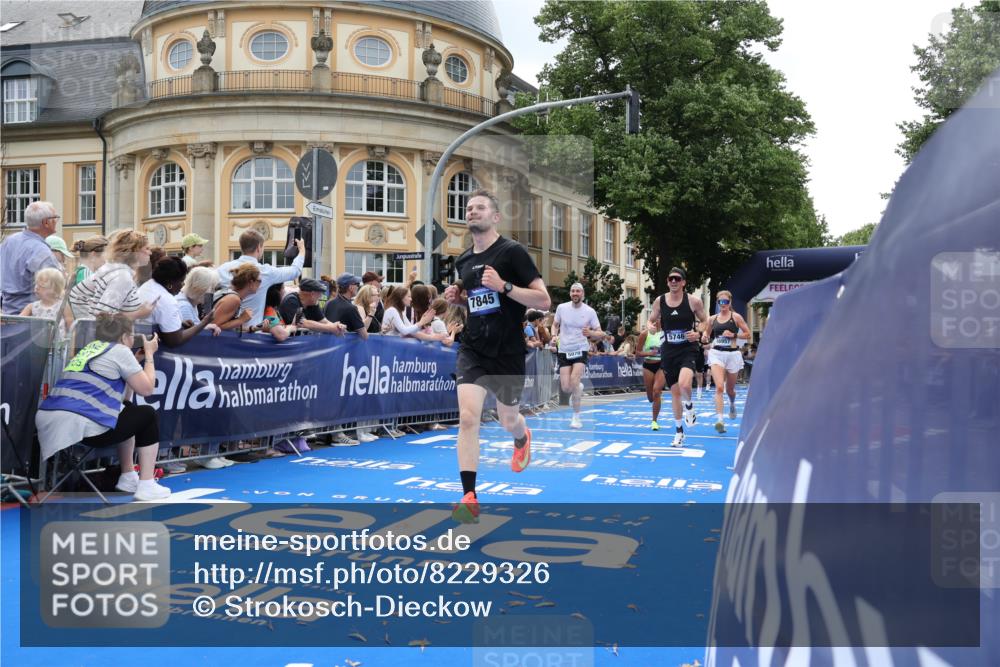 29.06.2025 - hella hamburg halbmarathon Strokosch-Dieckow http://msf.ph/oto/8229326 29.06.2025 10:32:28 Ziel 1707, 5070, 5746, 7845, 8883, 10484, 11745, 11877, 13199, 14293, 14908, 16957, 18135, 18562, 18563 meine-sportfotos.de