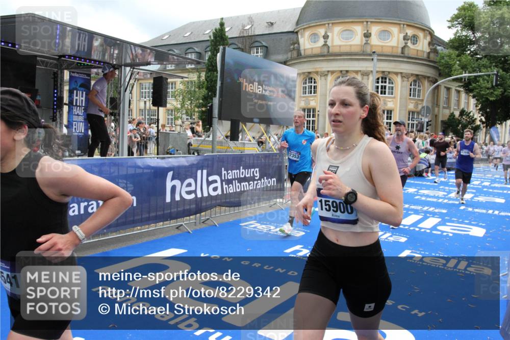 29.06.2025 - hella hamburg halbmarathon Michael Strokosch http://msf.ph/oto/8229342 29.06.2025 10:46:52 Ziel 3976, 4091, 6630, 11858, 13940, 14541, 15900, 17172, 17353, 17492, 17669, 17743, 17892, 19105 meine-sportfotos.de