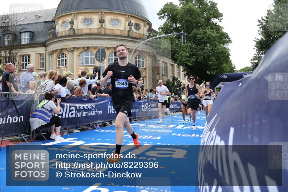 29.06.2025 - hella hamburg halbmarathon Strokosch-Dieckow http://msf.ph/oto/8229396 29.06.2025 10:32:28 Ziel 1707, 5070, 5746, 7845, 8883, 10484, 11745, 11877, 13199, 14293, 14908, 16957, 18135, 18562, 18563 meine-sportfotos.de