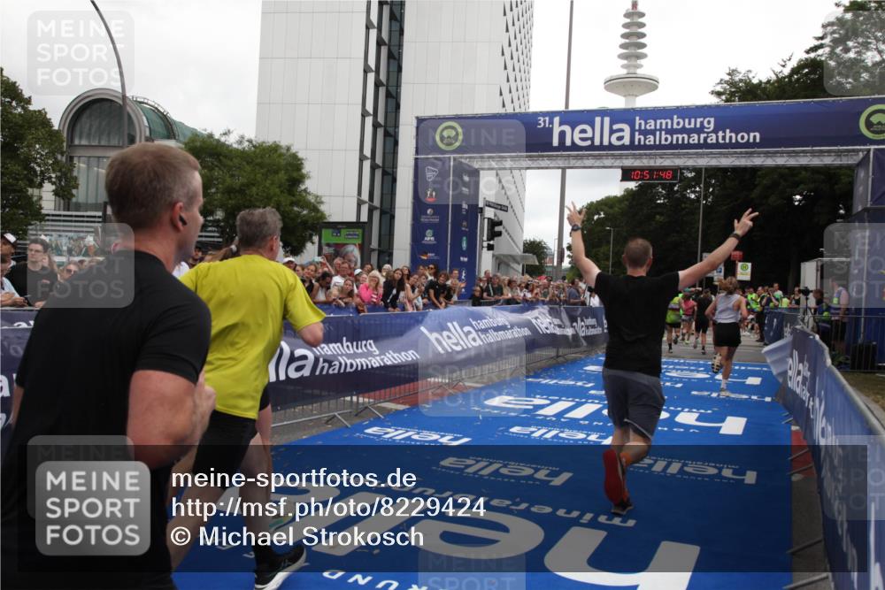 29.06.2025 - hella hamburg halbmarathon Michael Strokosch http://msf.ph/oto/8229424 29.06.2025 10:51:47 Ziel 2396, 6286, 7224, 8710, 8819, 12224, 14012, 14458, 15496, 15727, 15831, 15899, 17682, 19020, 19053 meine-sportfotos.de
