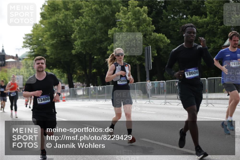 29.06.2025 - hella hamburg halbmarathon Jannik Wohlers http://msf.ph/oto/8229429 29.06.2025 10:27:59 Lombardsbrücke 3445, 5604, 5718, 5939, 6418, 7667, 7980, 8327, 9653, 9654, 9855, 10434, 13045, 13296, 13400, 14017, 18256, 18293, 18604, 19180 meine-sportfotos.de