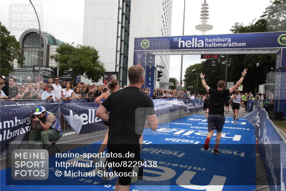 29.06.2025 - hella hamburg halbmarathon Michael Strokosch http://msf.ph/oto/8229438 29.06.2025 10:51:47 Ziel 2396, 6286, 7224, 8710, 8819, 12224, 14012, 14458, 15496, 15727, 15831, 15899, 17682, 19020, 19053 meine-sportfotos.de