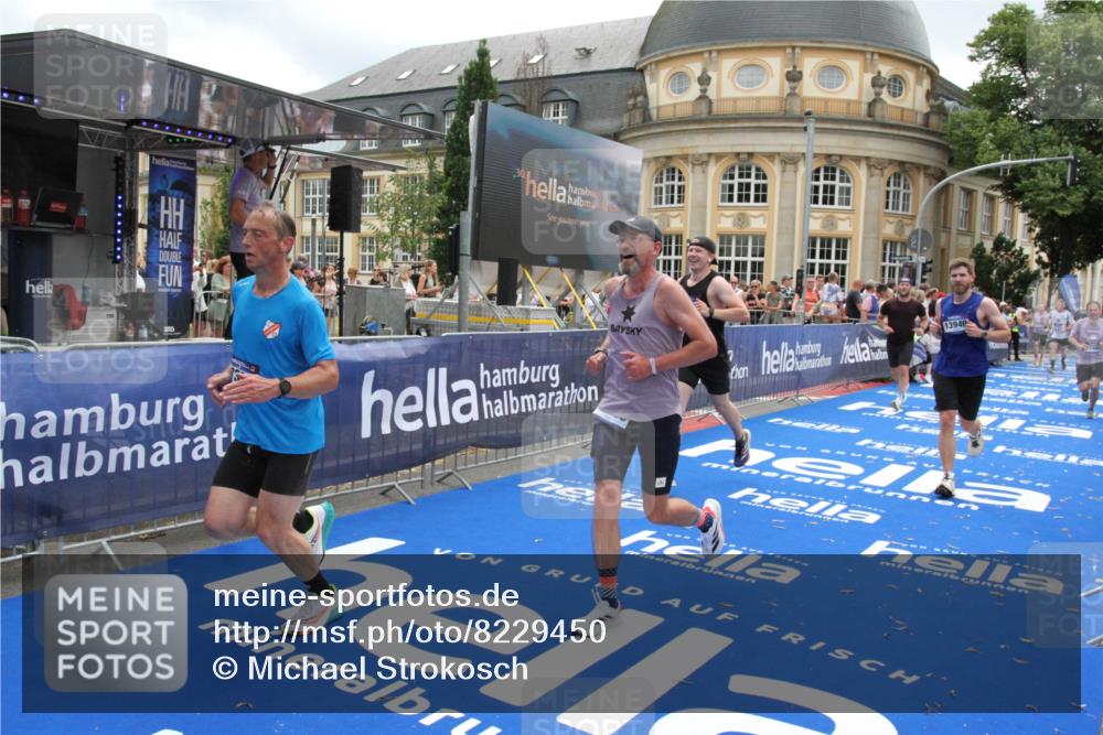 29.06.2025 - hella hamburg halbmarathon Michael Strokosch http://msf.ph/oto/8229450 29.06.2025 10:46:53 Ziel 3976, 4091, 6630, 11858, 13940, 14541, 15900, 17172, 17353, 17492, 17669, 17892, 19105 meine-sportfotos.de