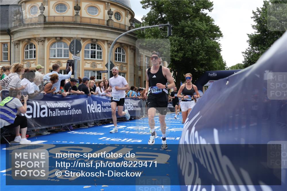 29.06.2025 - hella hamburg halbmarathon Strokosch-Dieckow http://msf.ph/oto/8229471 29.06.2025 10:32:29 Ziel 1707, 5070, 5746, 7845, 8883, 10484, 11745, 11877, 13199, 14293, 14908, 16957, 18135, 18562, 18563 meine-sportfotos.de