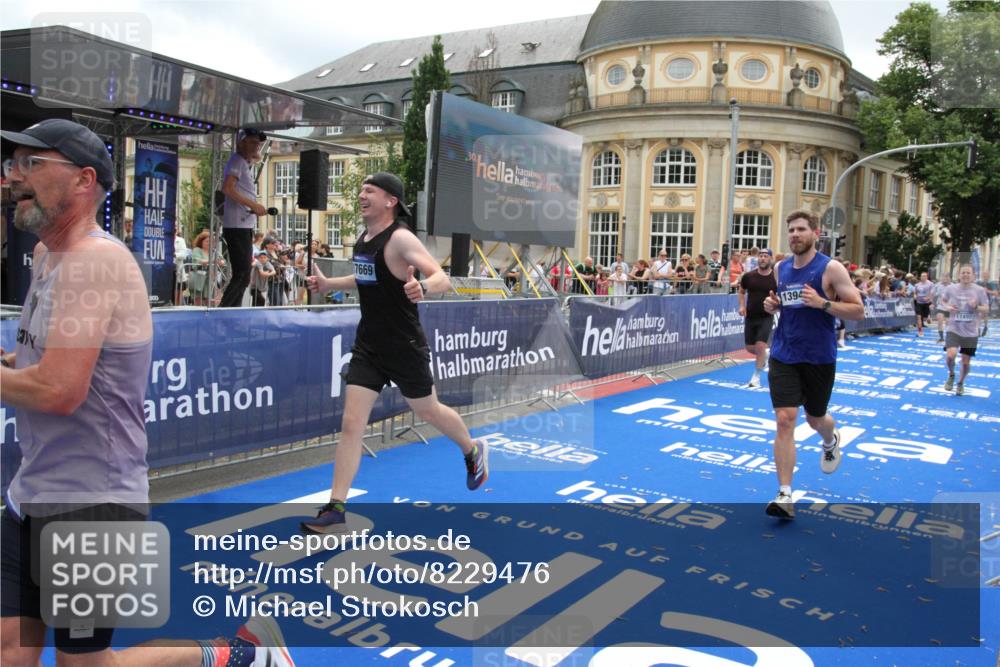29.06.2025 - hella hamburg halbmarathon Michael Strokosch http://msf.ph/oto/8229476 29.06.2025 10:46:54 Ziel 4091, 11858, 13940, 14385, 14541, 15900, 17172, 17353, 17492, 17669, 17892, 19105 meine-sportfotos.de