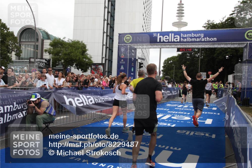 29.06.2025 - hella hamburg halbmarathon Michael Strokosch http://msf.ph/oto/8229487 29.06.2025 10:51:48 Ziel 2396, 6286, 7224, 8710, 8819, 12224, 14012, 14458, 15496, 15727, 15831, 15899, 16907, 17682, 19020, 19053 meine-sportfotos.de